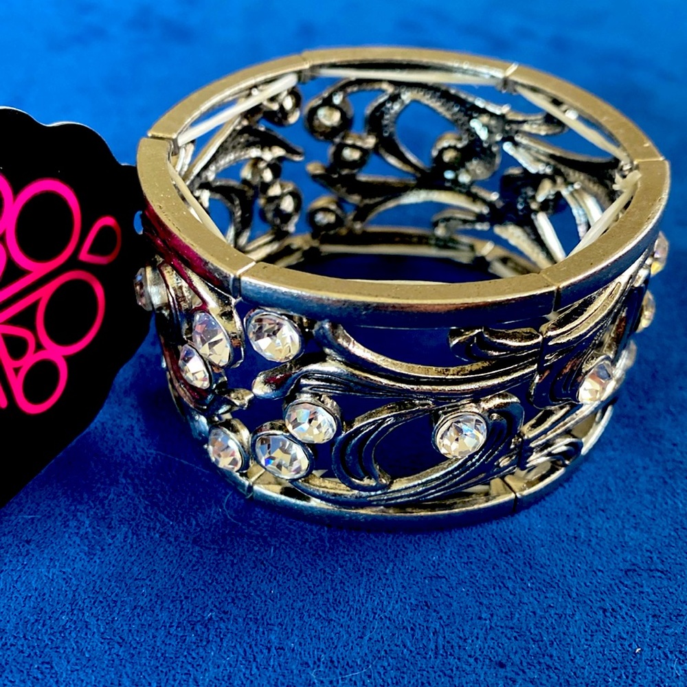 NWT Stretch Cuff Vintage Style Bracelet